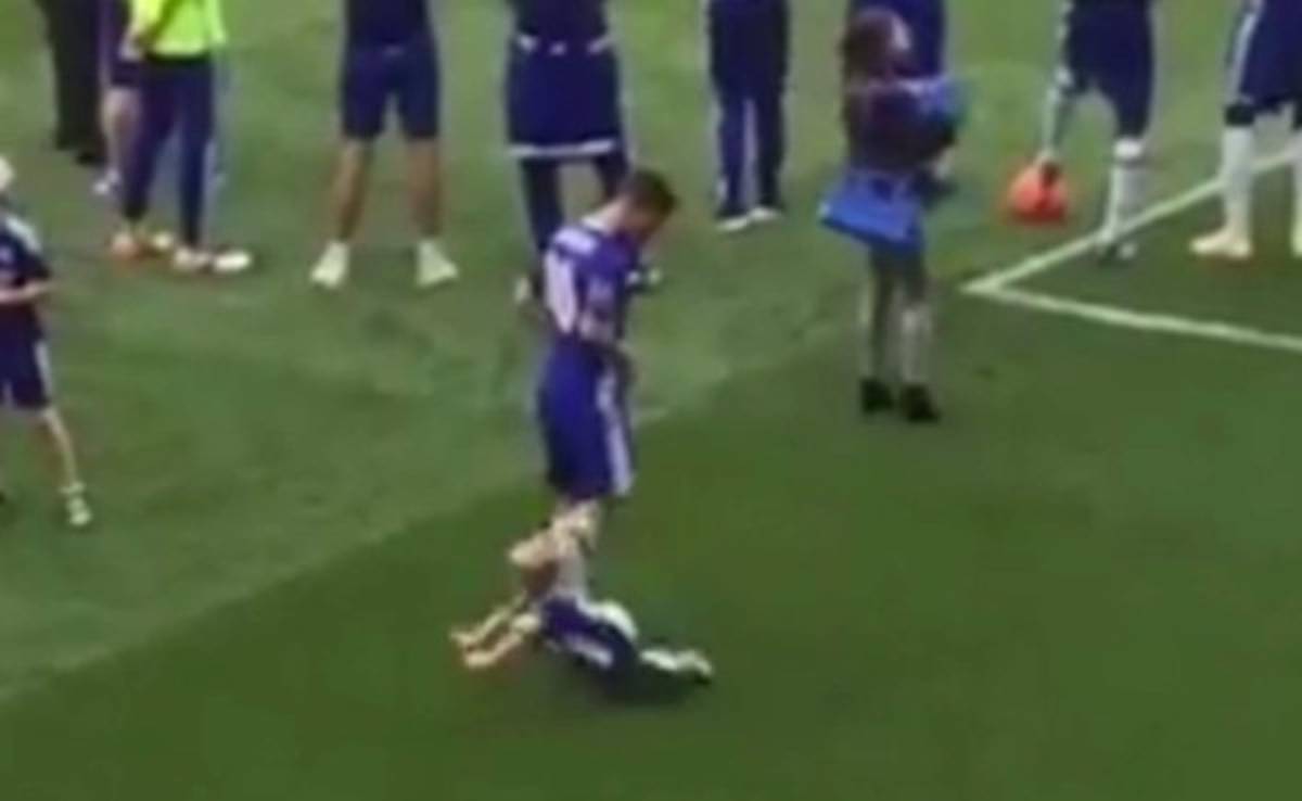 VIDEO: Así humilló Eden Hazard a su propio hijo en Stamford Bridge