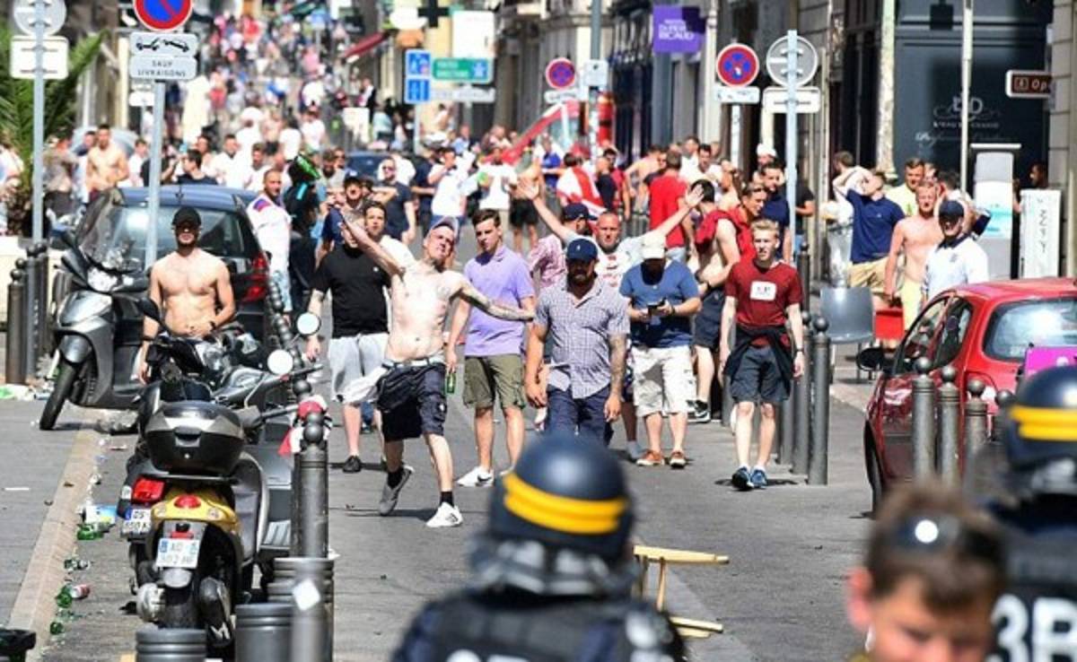 UEFA amenaza a Inglaterra y Rusia con descalificación de Eurocopa por culpa de aficionados