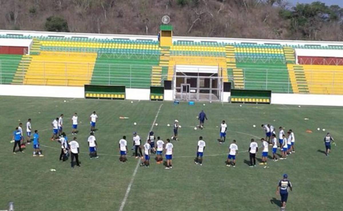 Carlos Will Mejía sufre molestias musculares en entrenamiento de Honduras