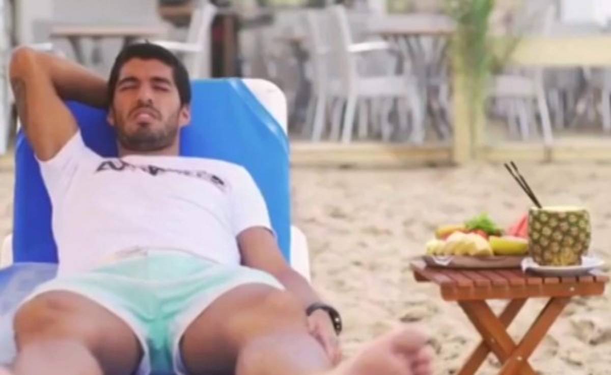 VIDEO: Luis Suárez 'no regresa a Barcelona a tiempo por estar en la playa'