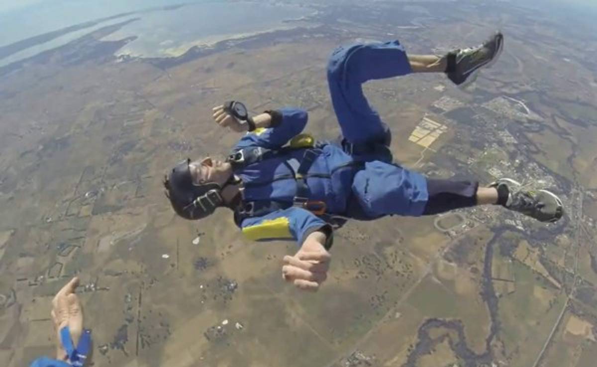 VIDEO: Increíble rescate de paracaidista que se desmayó en plena caída libre