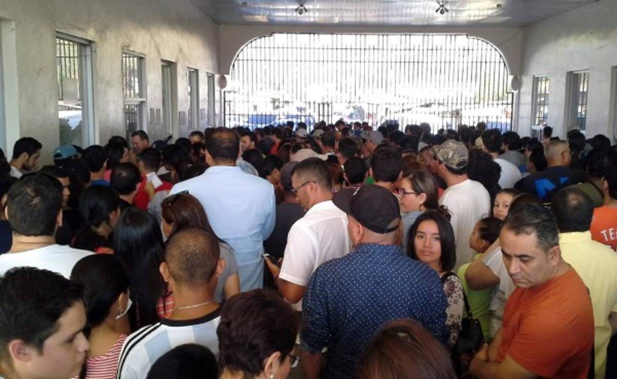 Enormes filas en aduana de El Amatillo para ingresar a El Salvador