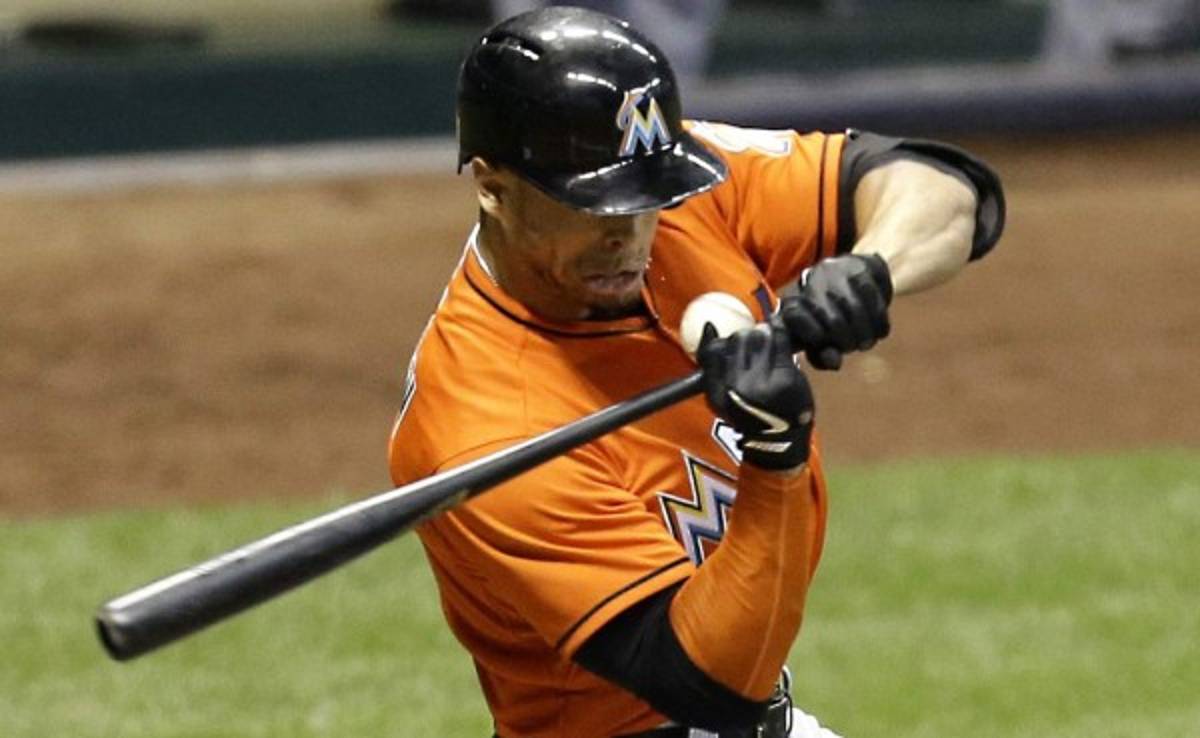 VIDEO: Bateador de los Marlins de Miami recibe brutal pelotazo en el rostro