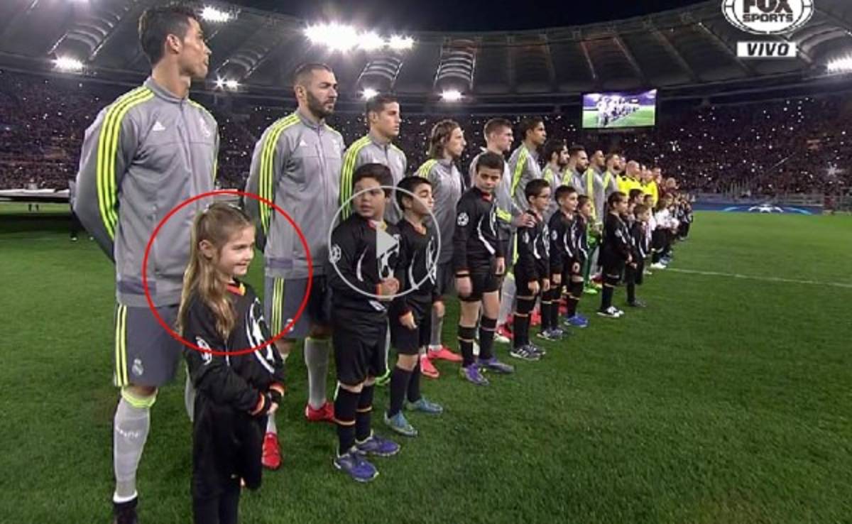 El bonito gesto de Cristiano con una niña 'mascota' en Roma