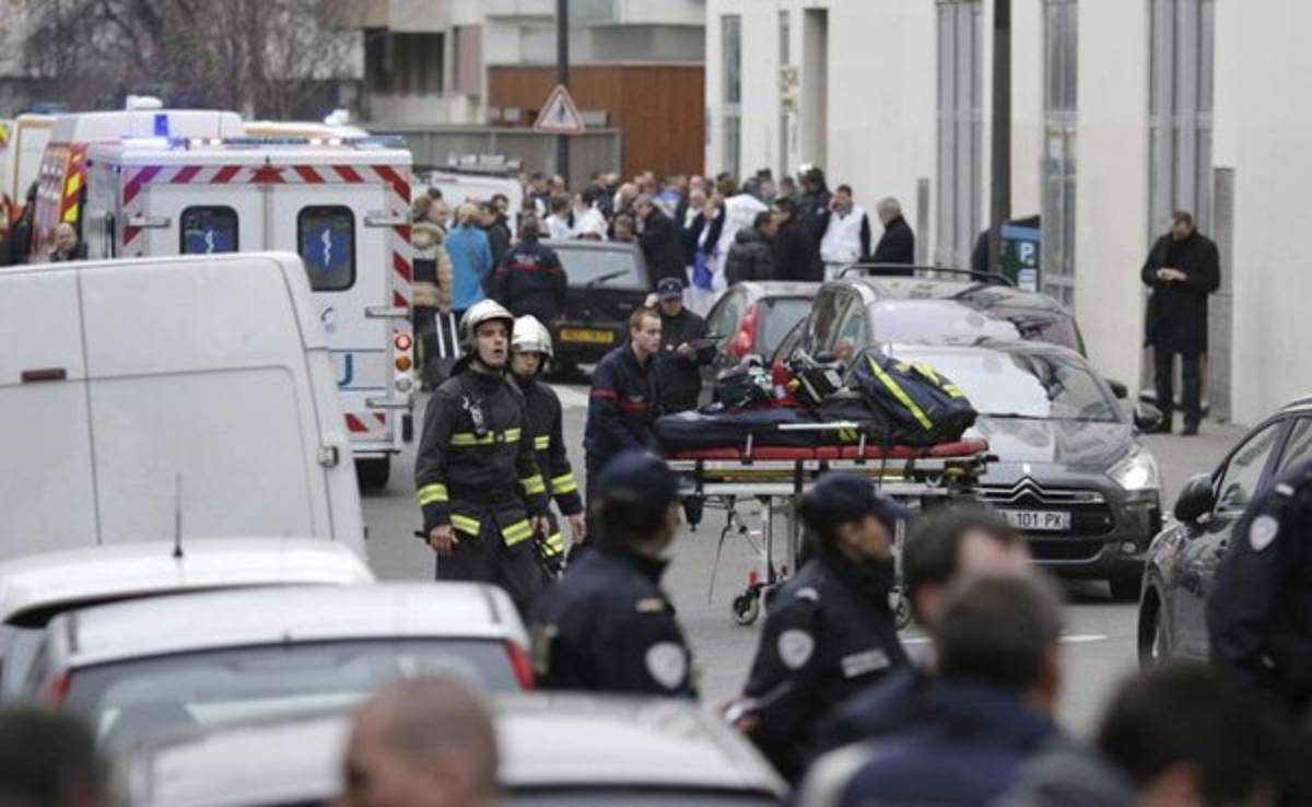 Francia: 12 muertos en un atentado a la revista satírica Charlie Hebdo