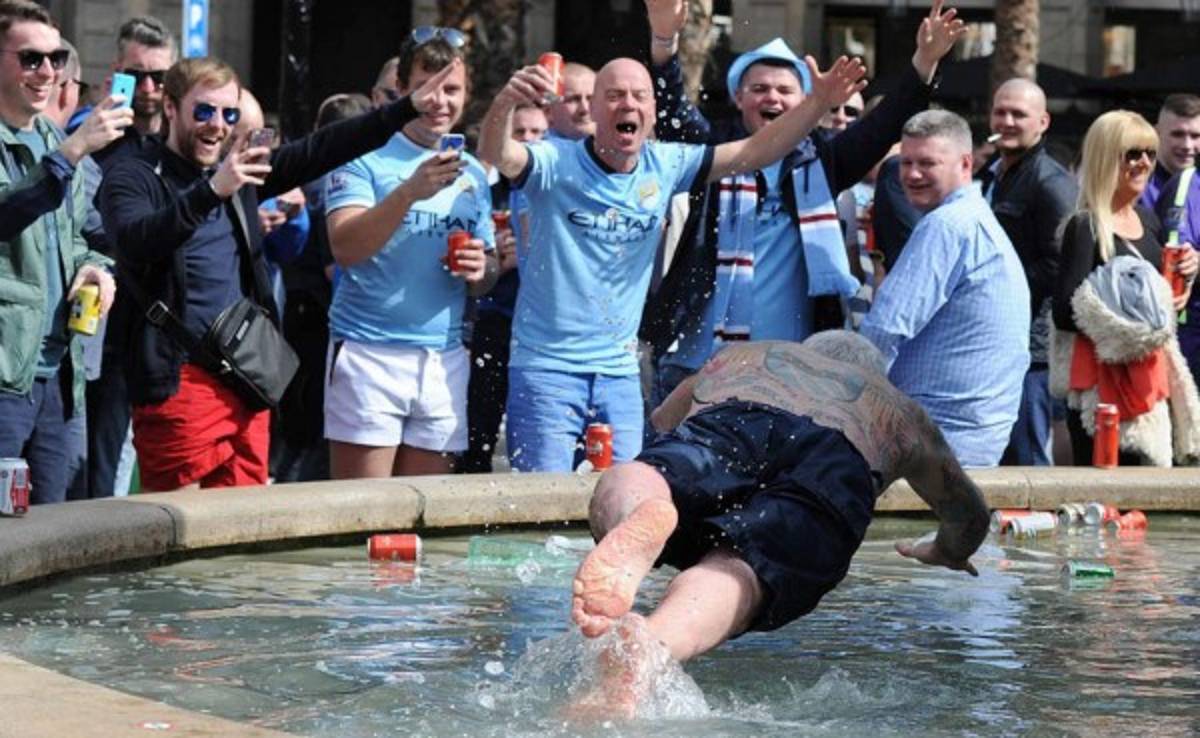 Ingleses invaden Barcelona con cerveza en mano y chapuzón incluido