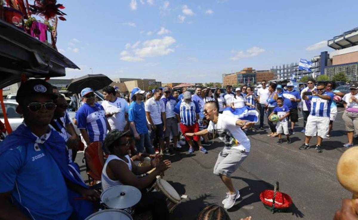 Fiesta hondureña en Boston con música punta y carne asada