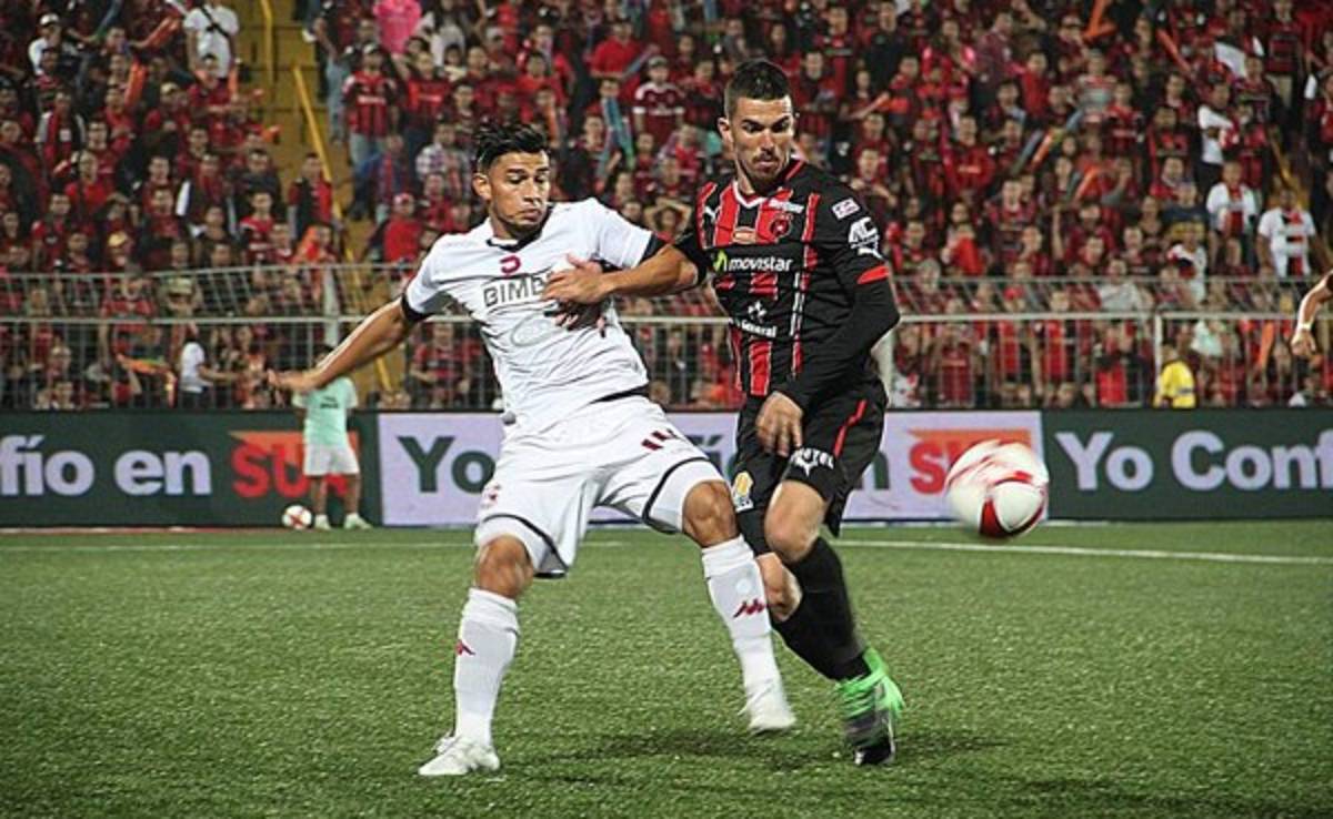 Saprissa deja sin título al 'Chino' Discua y Alajuelense