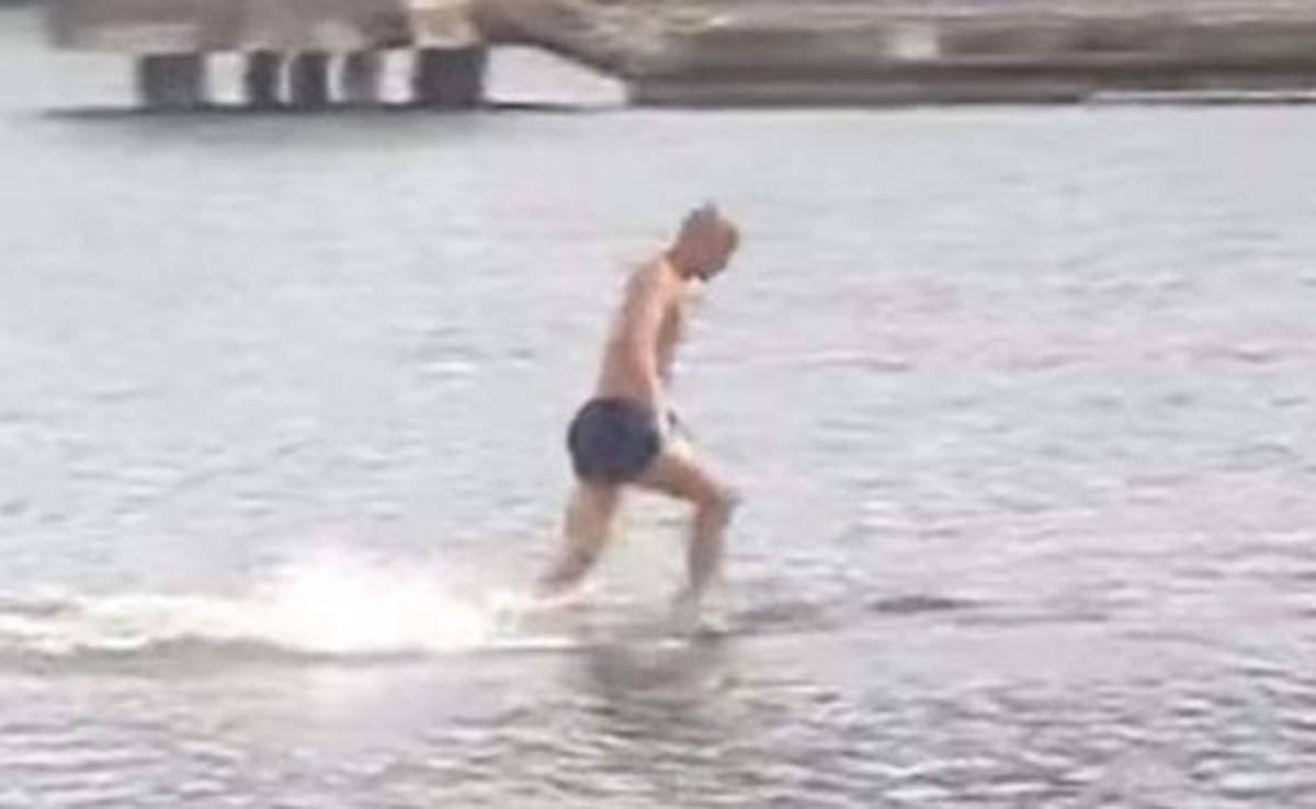 VIDEO: Impactante, Monje Shaolín recorre 125 metros sobre el agua