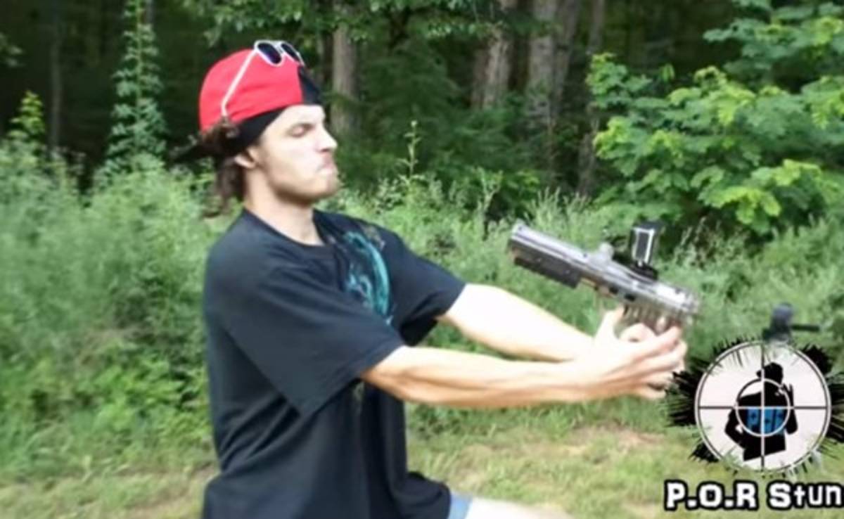 VIDEO: Hombre se dispara a quemarropa con pistola de paintball