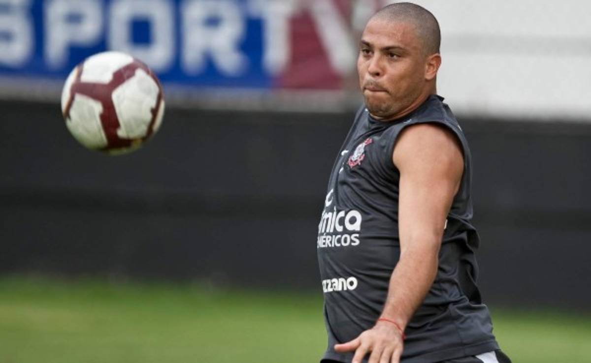 Brasileño Ronaldo abre la puerta para volver a jugar