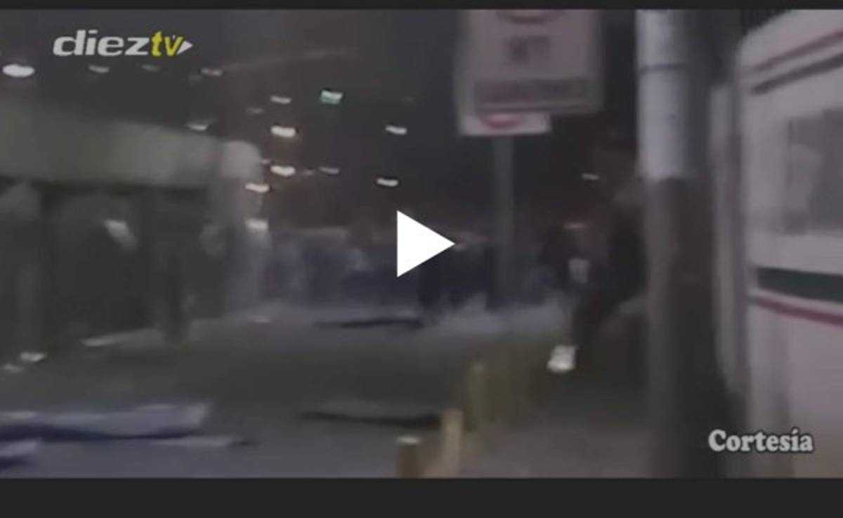 VIDEO: Pelea brutal entre las barras de Motagua y Olimpia