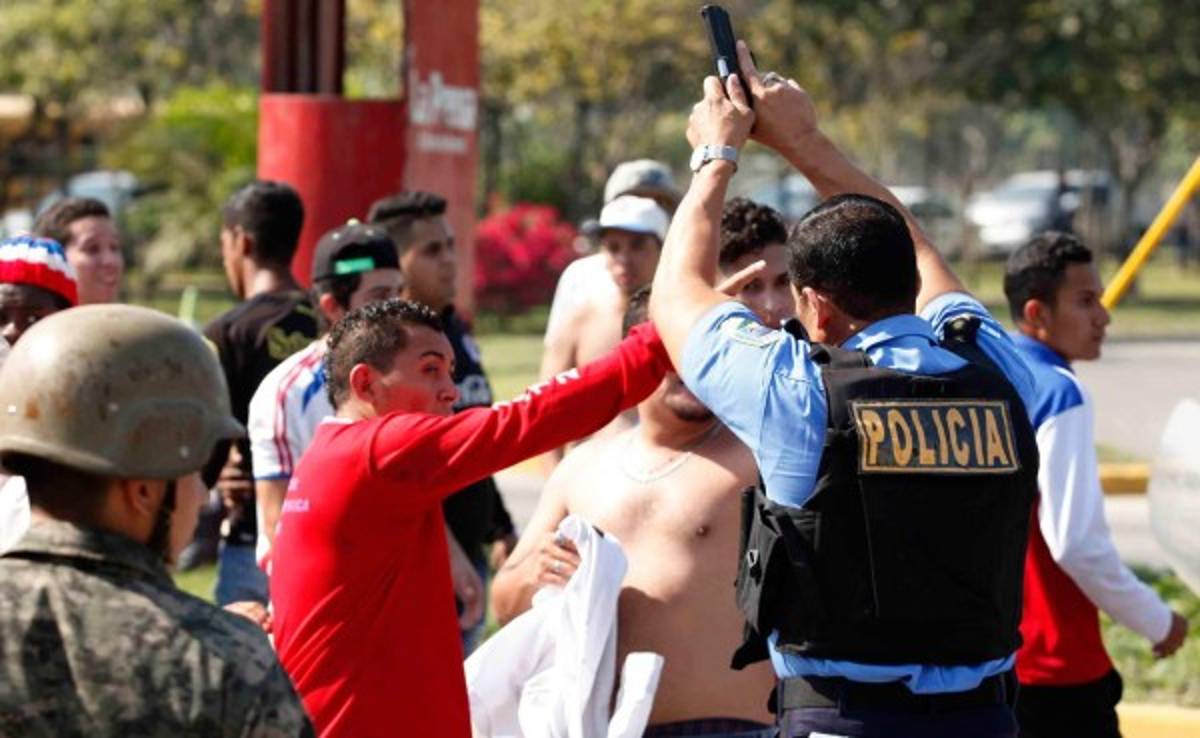 Real España pide a la Policía 'la desintegración de estos grupos terroristas'