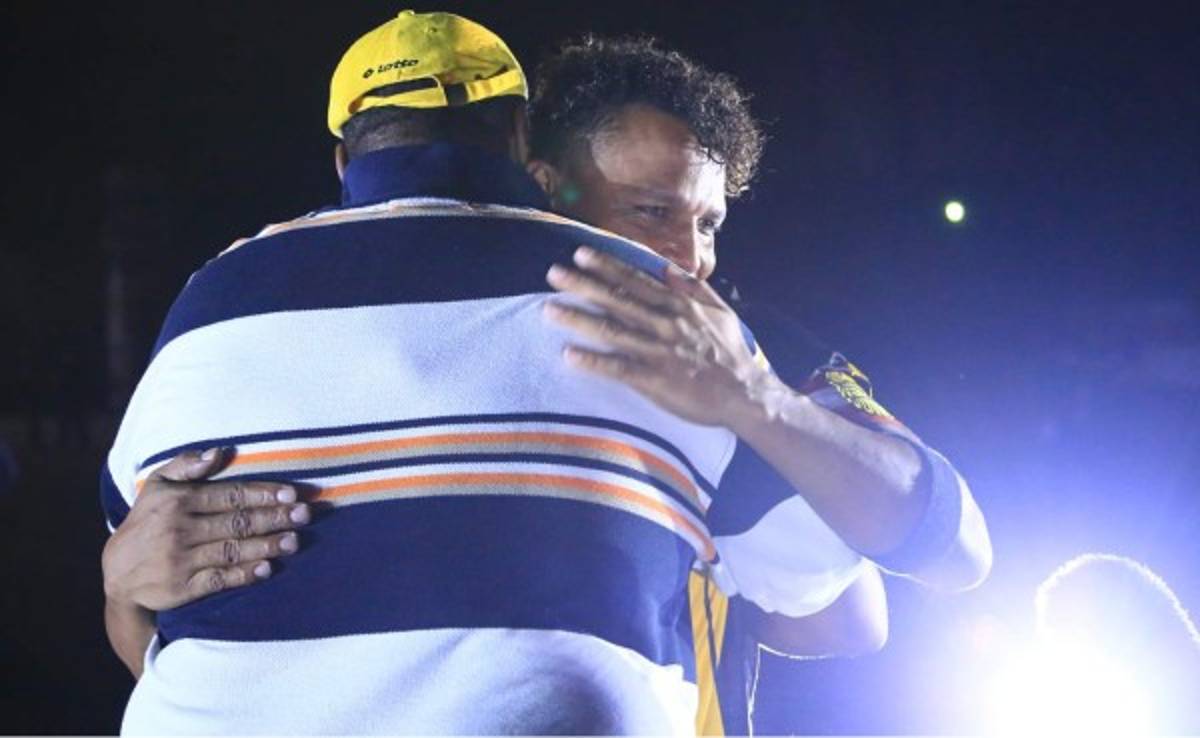 Carlos Pavón es sorprendido con la llegada de su padre