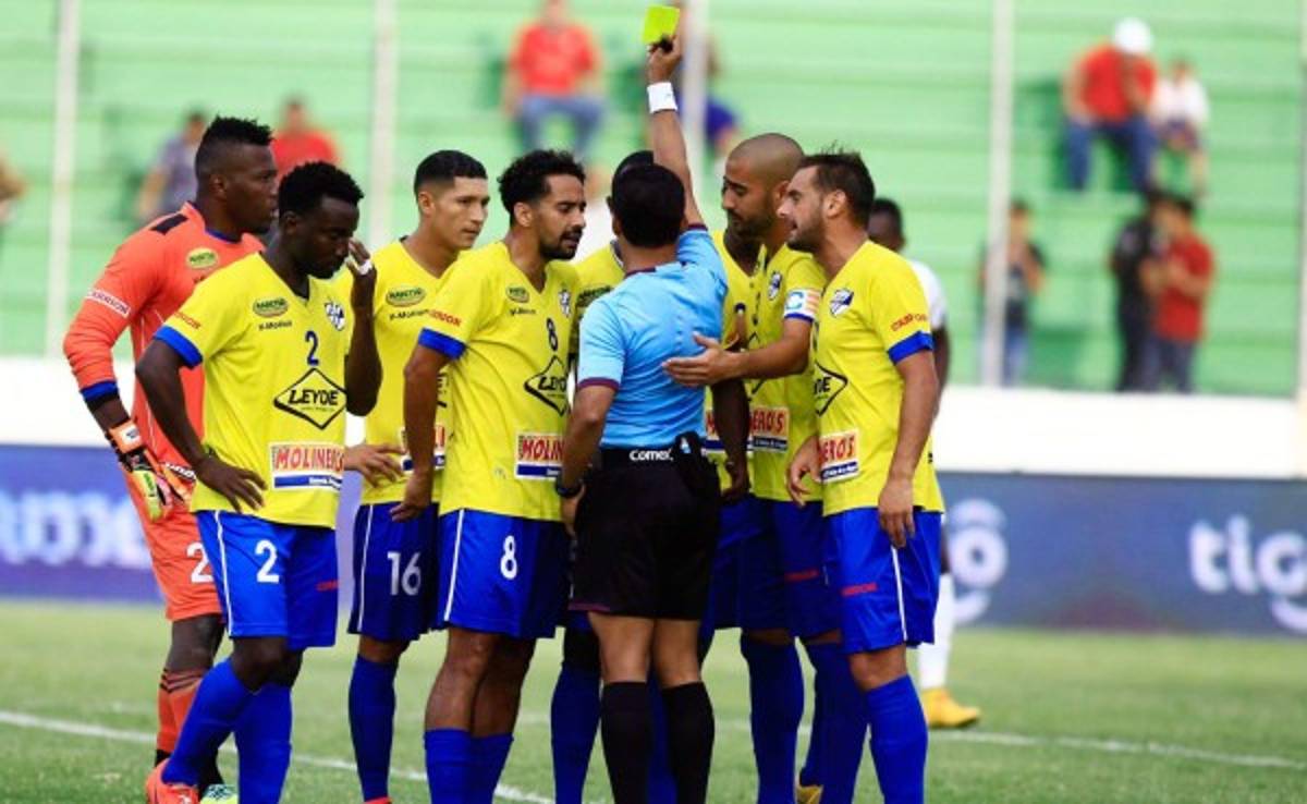 Árbitro asistente salva a Olimpia de otra dolorosa derrota