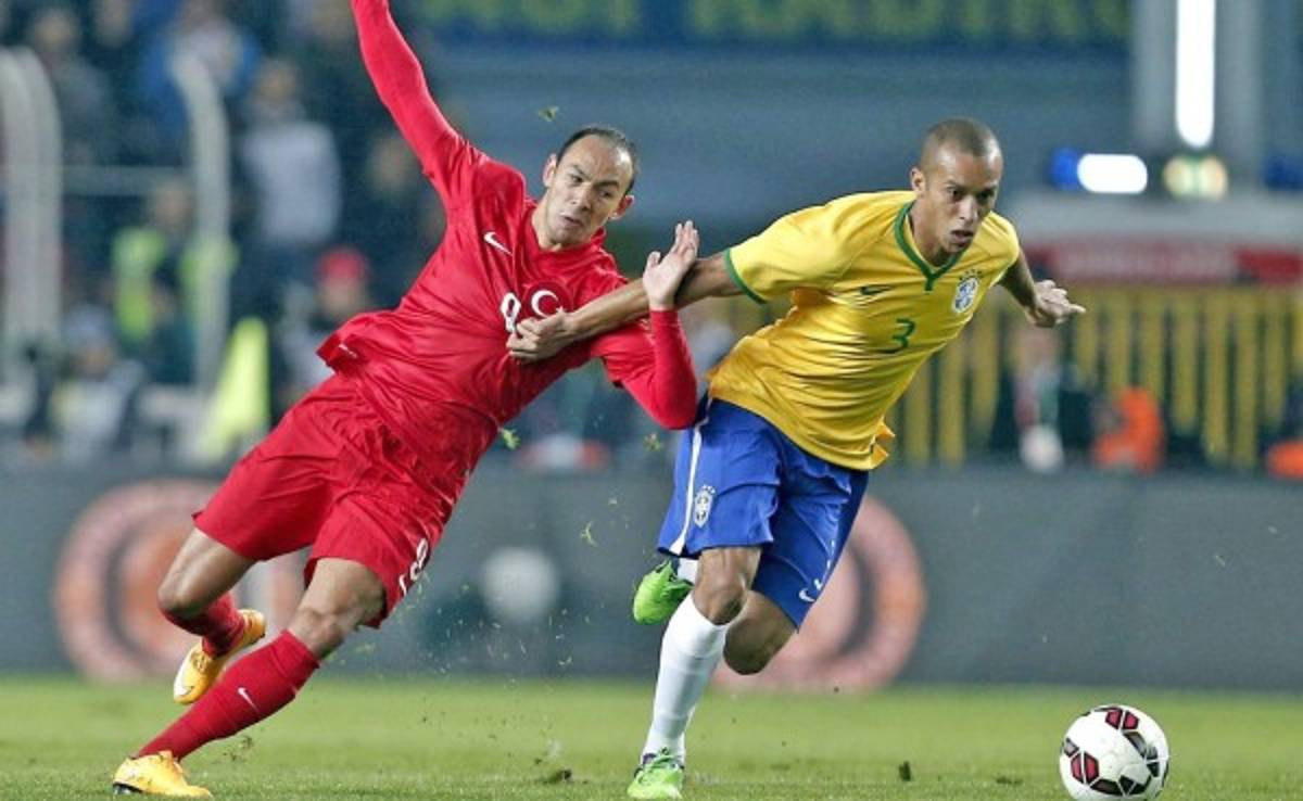 Miranda se lesiona en amistoso de Brasil ante Austria