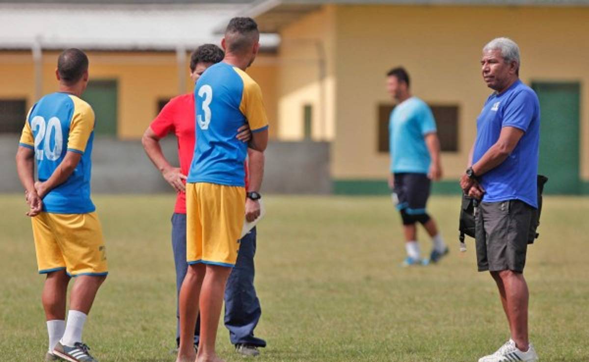 Héctor Castellón ya mete mano en el Honduras Progreso