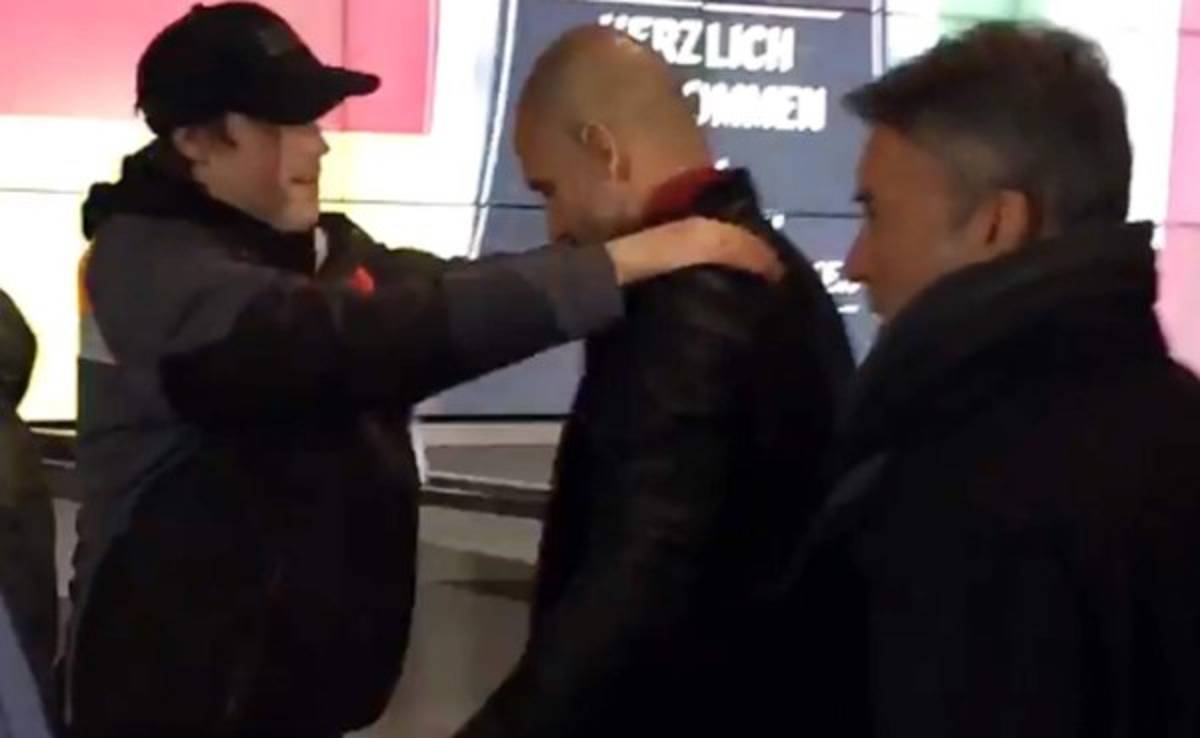VIDEO: Ni Guardiola se salva de la seguridad en el Allianz Arena