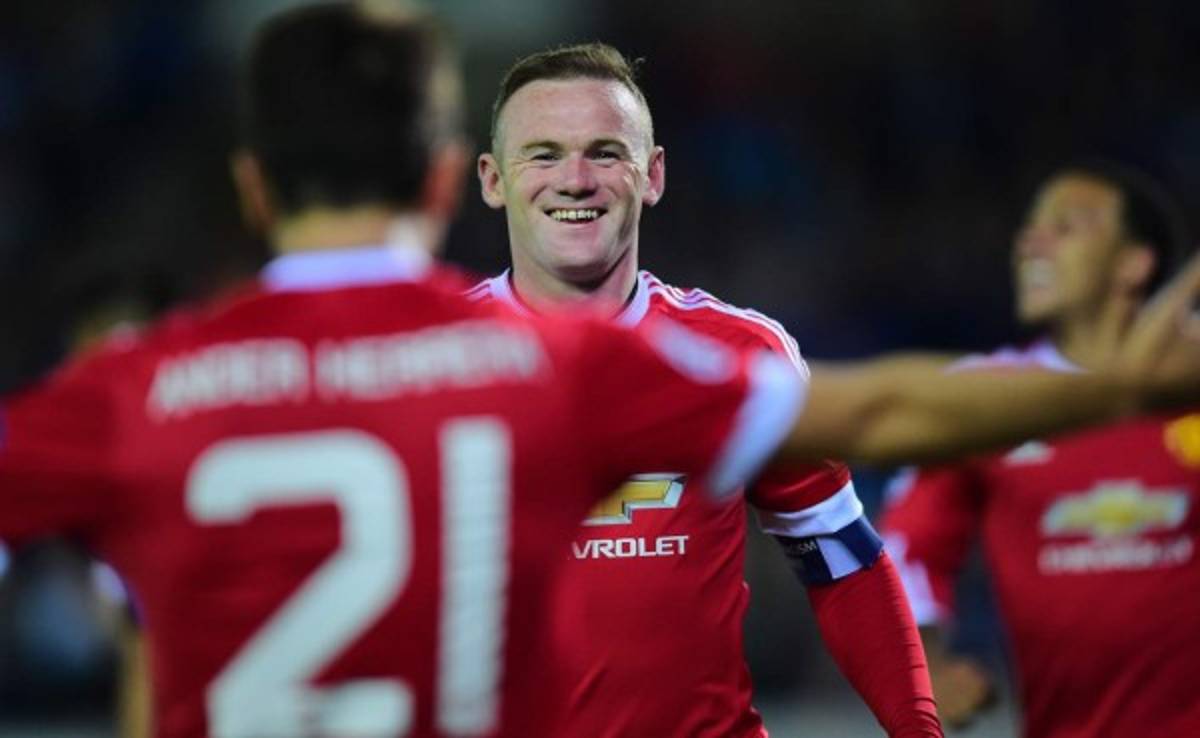 Rooney brilla y Manchester United clasifica a la Champions