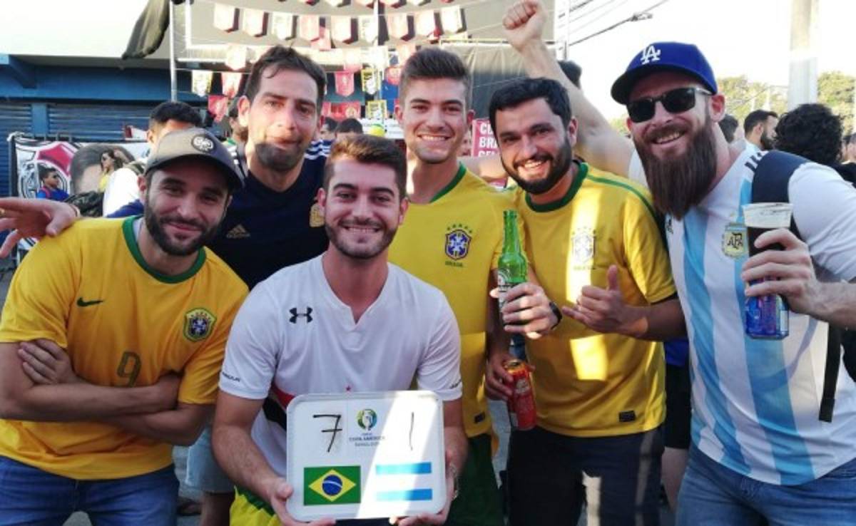 ¡Qué ambiente! Queman la camisa de Messi y novia de jugador argentino deslumbra en el Mineirao