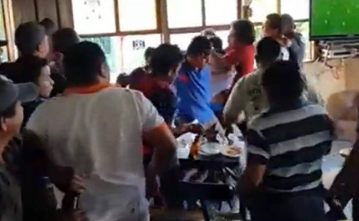 VIDEO: Aficionados se van a los golpes por el clásico Barcelona-Real Madrid