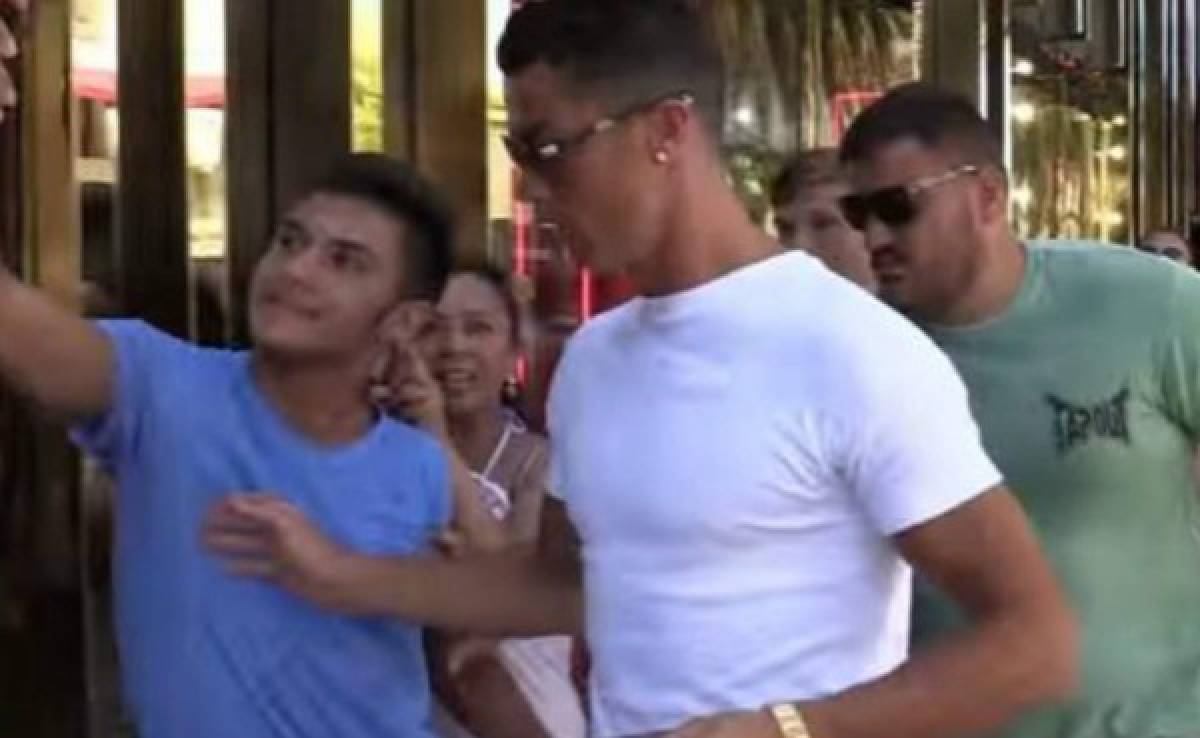 Cristiano Ronaldo empujó a un fan que quería tomarse una selfie