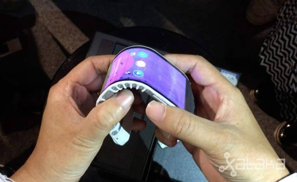 Lenovo lanza prototipo de celular y tableta flexibles