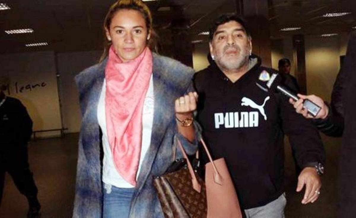 Impiden a Maradona salir de Argentina por un problema con su pasaporte