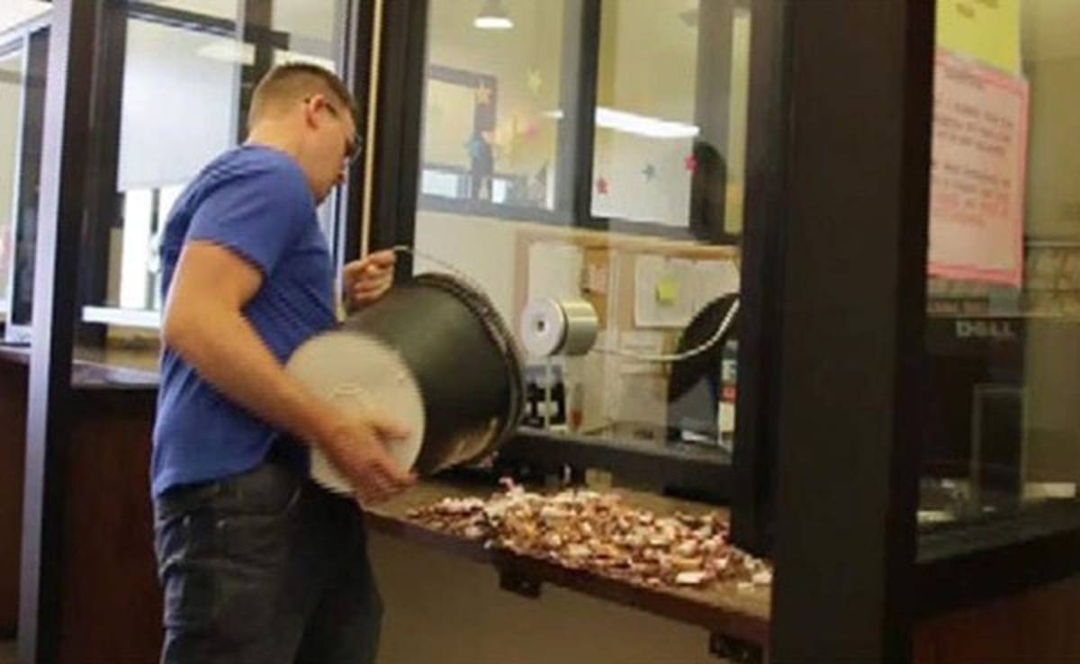 Hombre paga multa de 222 dólares con monedas de un centavo