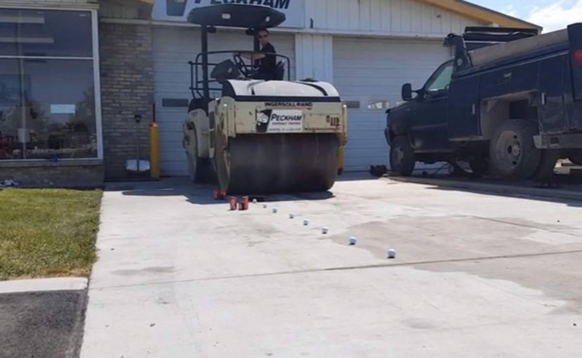 VIDEO: Aplanadora no es capaz de destruir una pelota de golf
