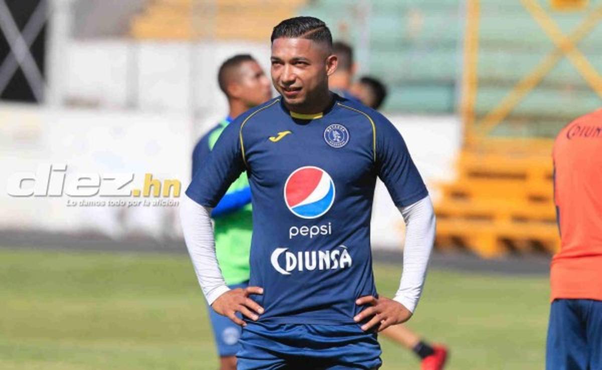 Bella presentadora olimpista sorprende a jugadores del Motagua llevándoles comida al entrenamiento