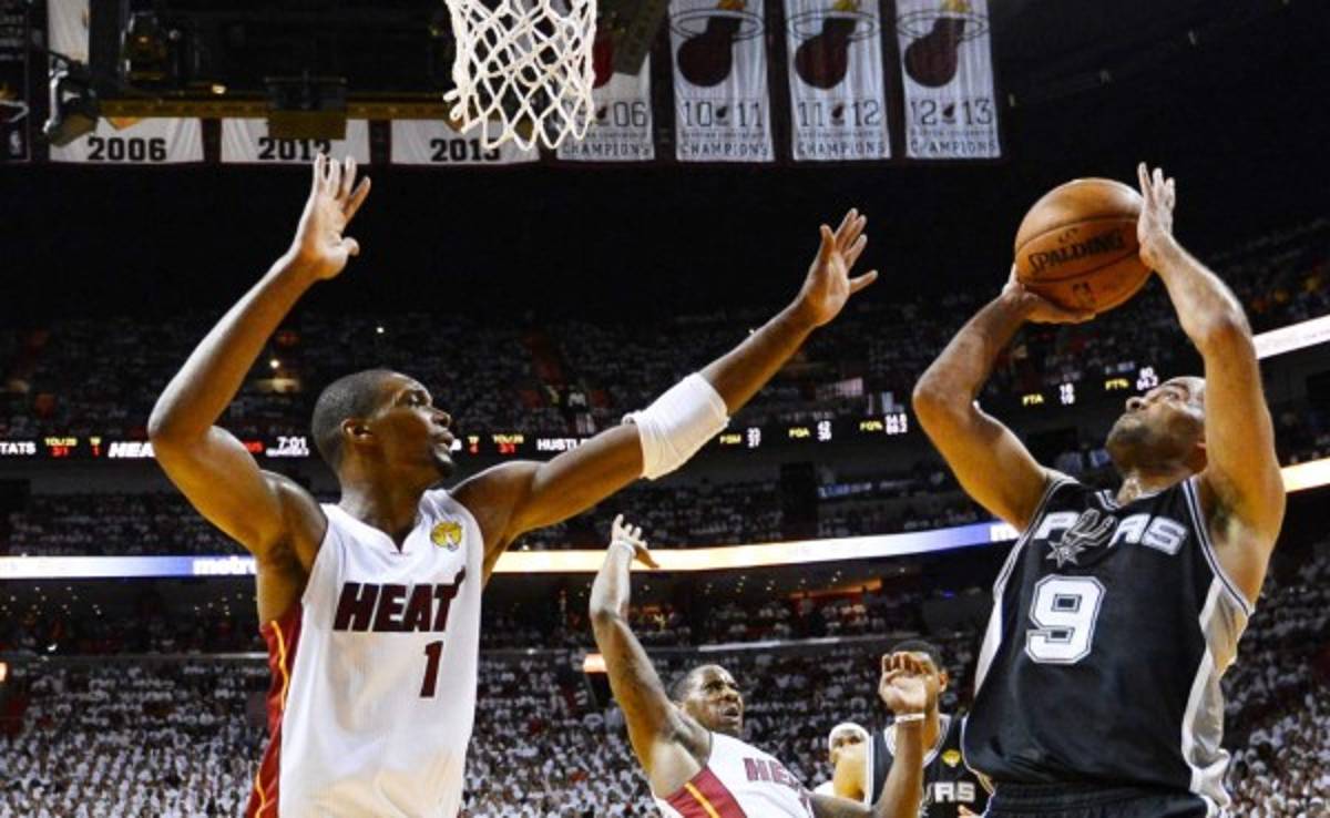 Spurs soprende y gana a los Heat en el tercer duelo de la Final de la NBA