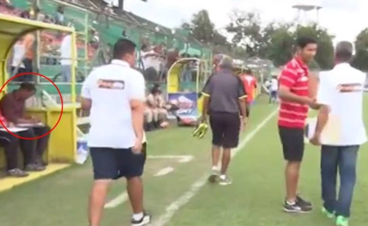 VIDEO: Horacio Londoño no saludó ni volteó a ver a Carlos Pavón