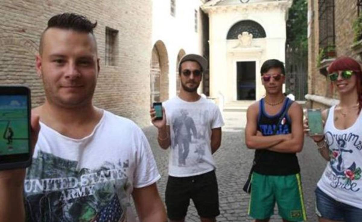 Hombre gana casi 100 dólares al día por cazar pokemons