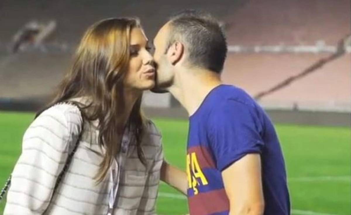 VIDEO: El encuentro de dos campeones entre Iniesta y Alex Morgan