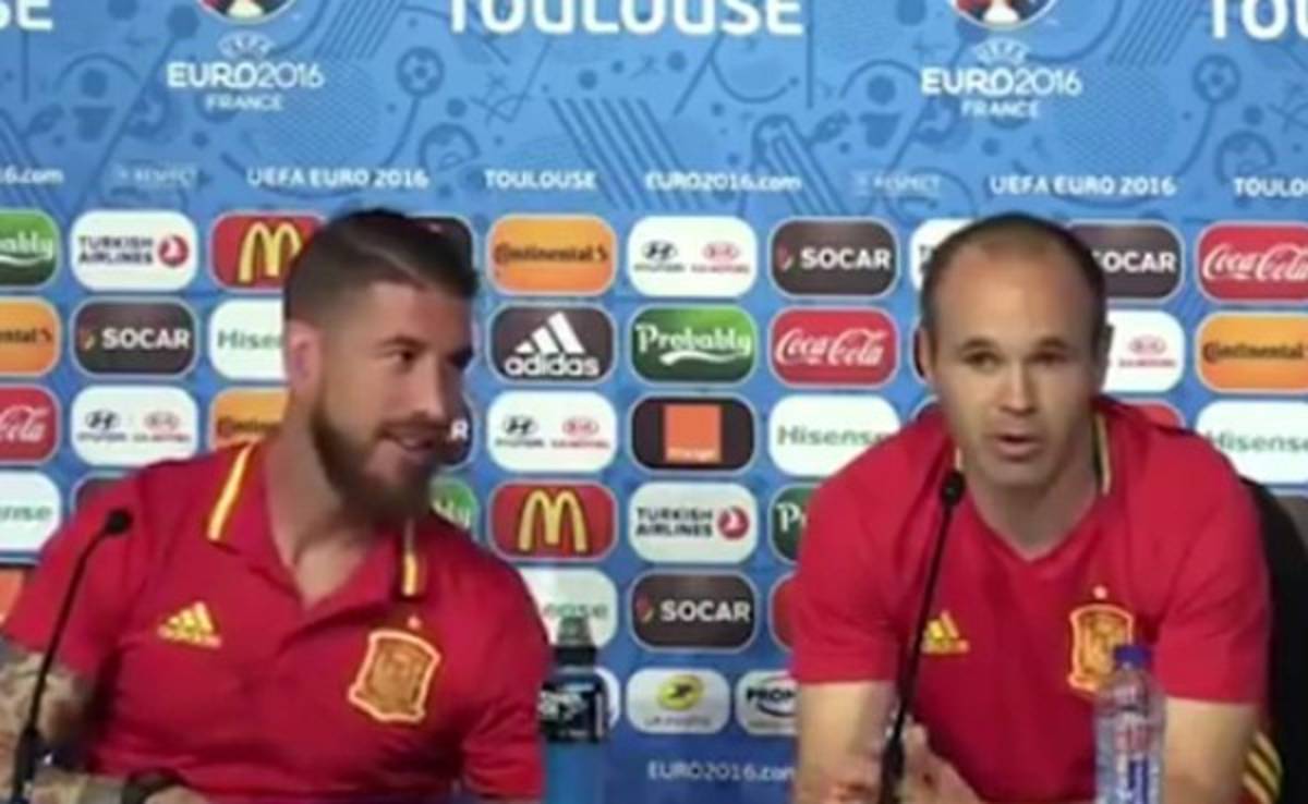 VIDEO: Sergio Ramos se burla de la estatura de Andrés Iniesta en conferencia
