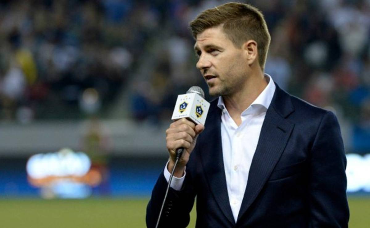Steven Gerrard regaló cervezas a los aficionados del Galaxy