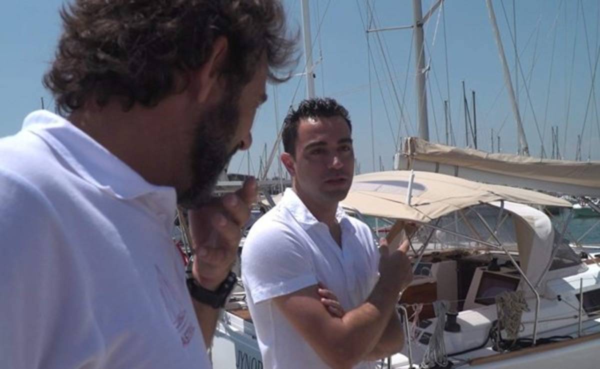 El futbolista Xavi Hernández dona su barco para ayudar a refugiados