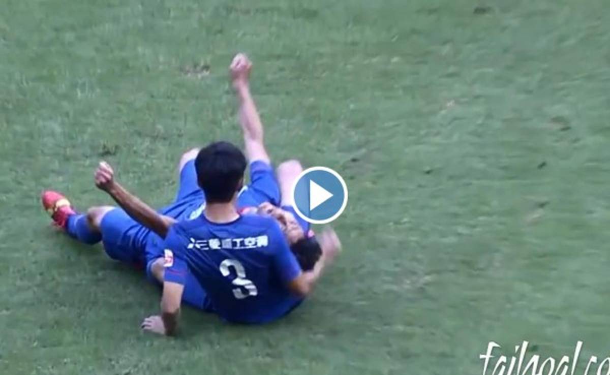 VIDEO: Quiso lucirse con una chilena y terminó noqueando a su compañero