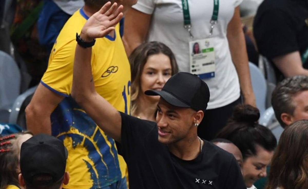 Neymar acude a la final de voleibol para apoyar a la selección brasileña