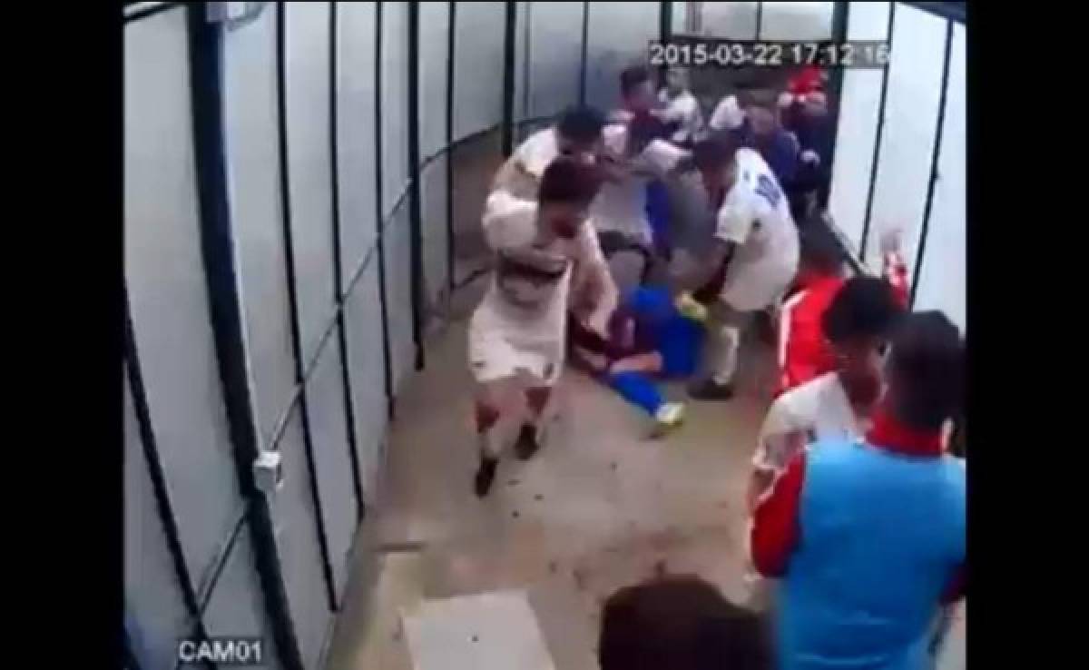 VIDEO: Brutal pelea de jugadores en túnel de vestuarios en Italia
