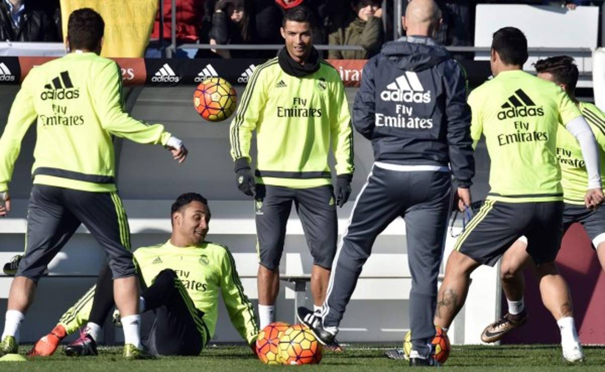 FOTOGALERÍA: Más de cinco mil aficionados ovacionaron a Zidane