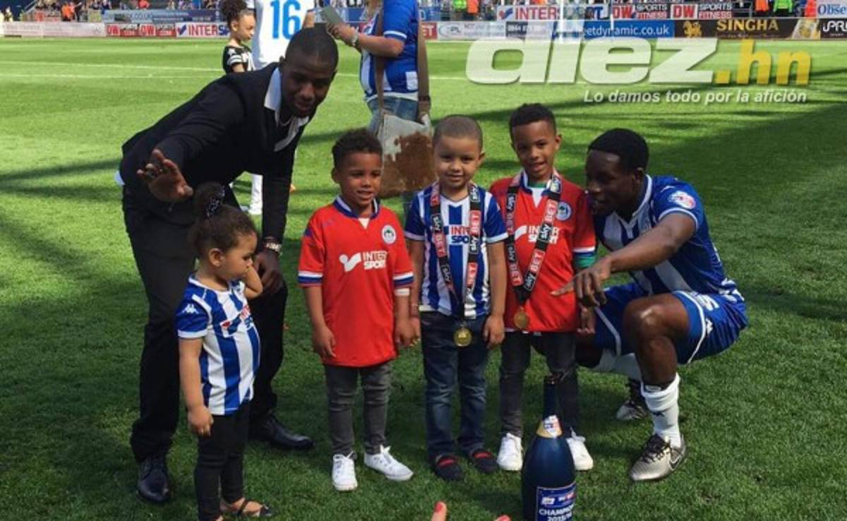 La celebración del Ascenso del hondureño Juan Carlos García con el Wigan