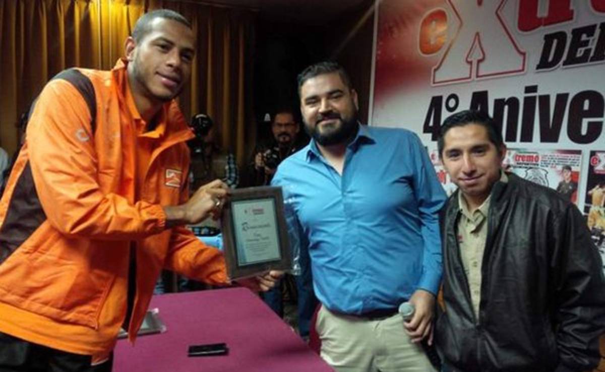 Eddie Hernández recibe reconocimiento en México