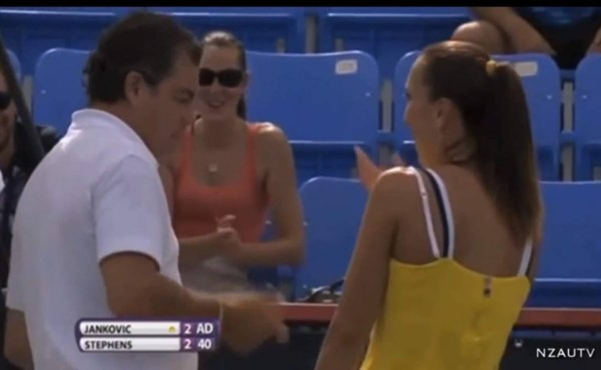 VIDEO: A la tenista Jankovic se le rompe el sostén en pleno partido
