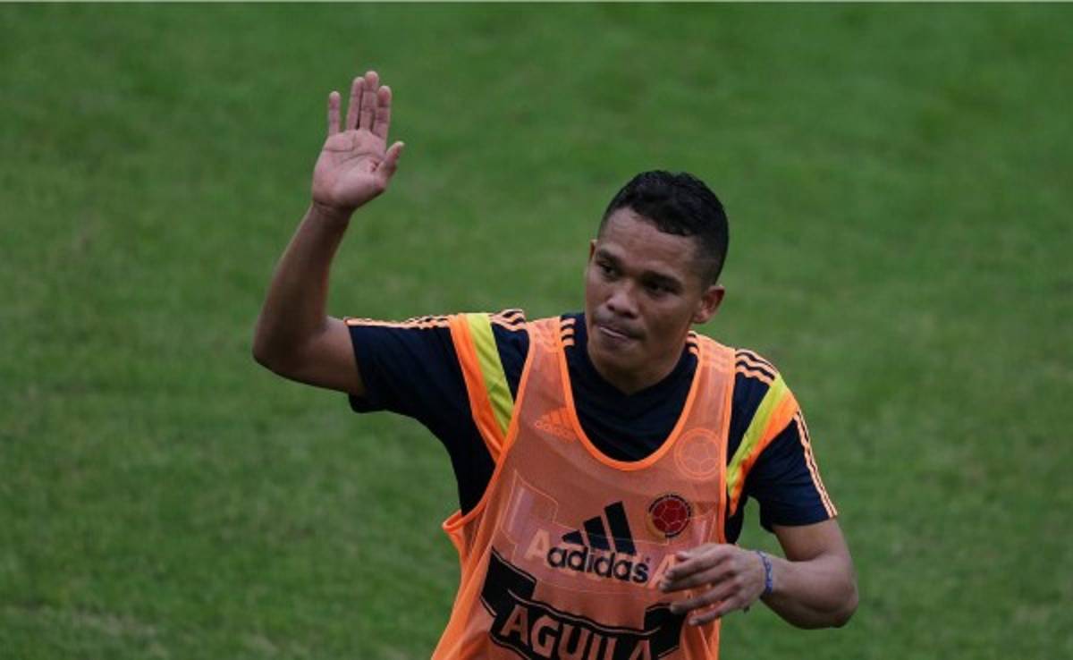 Carlos Bacca no termina el entrenamiento y se retira lesionado