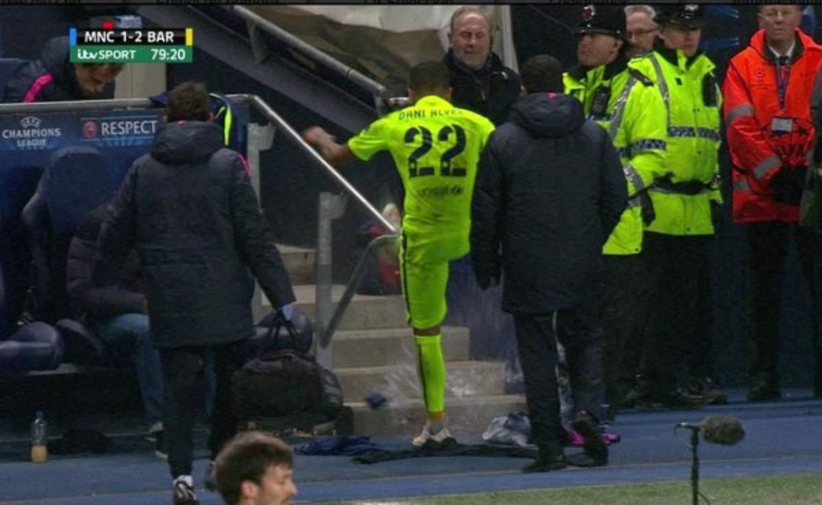 VIDEO: Dani Alves furioso por tener que salir de cambio
