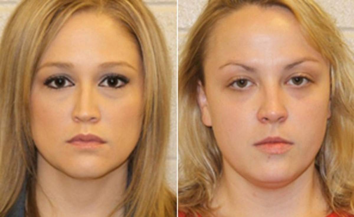 Arrestan a dos maestras por hacer trío con joven jugador de fútbol americano