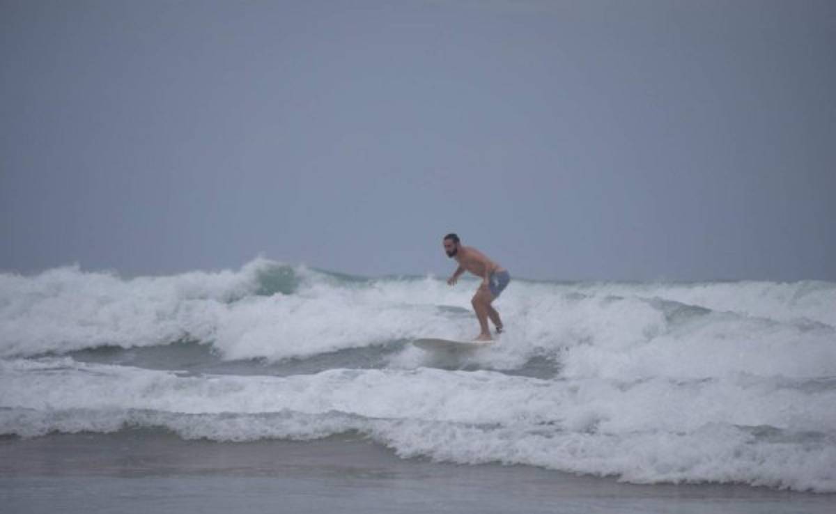 Figura del Real Madrid pasa sus vacaciones surfeando en Costa Rica