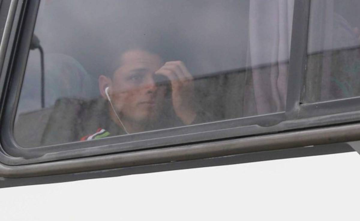 'Chicharito' Hernández, callado y esquivo a su llegada a Honduras